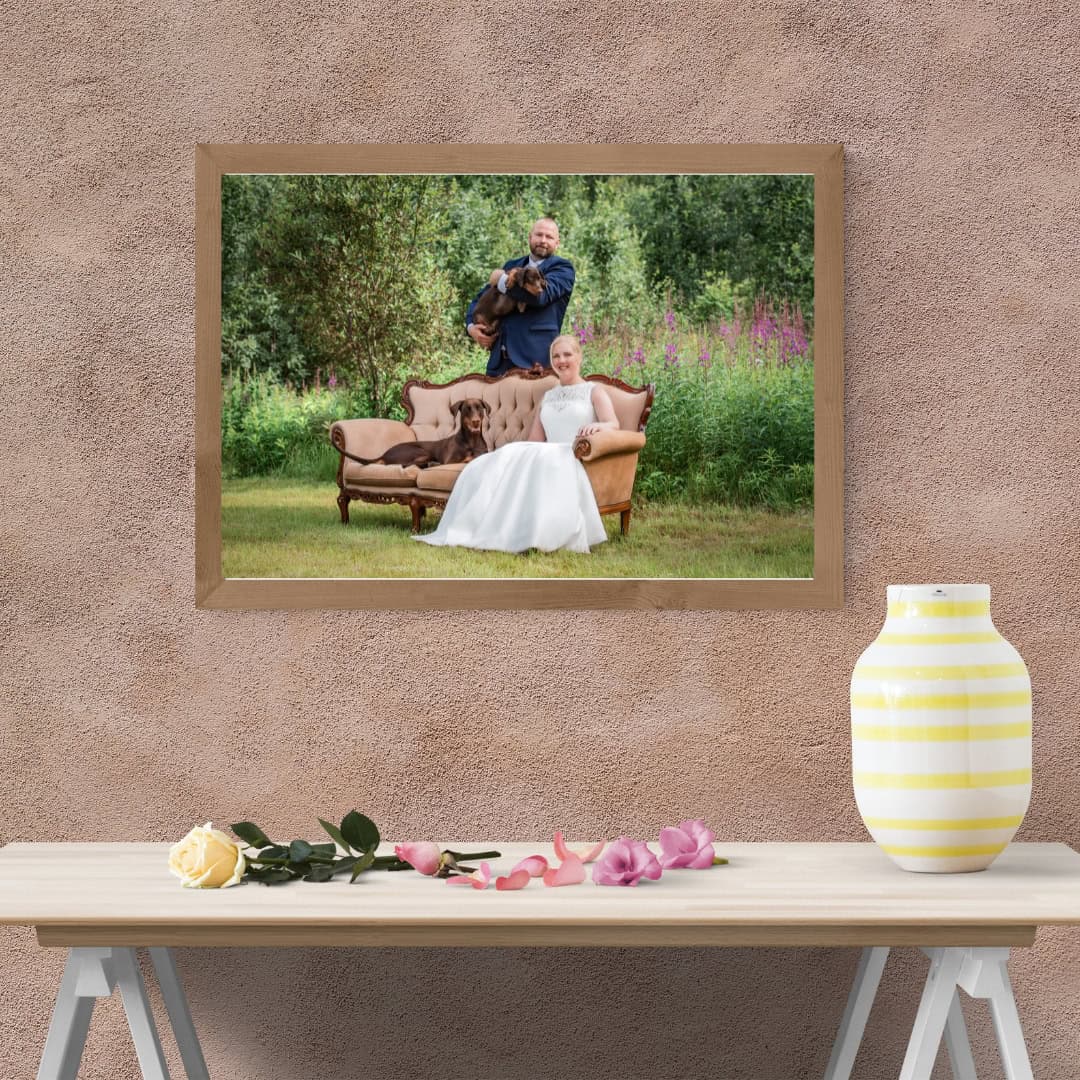 Bryllupsfoto av brudeparet med hund, tatt i naturen under bryllupsfotografering.