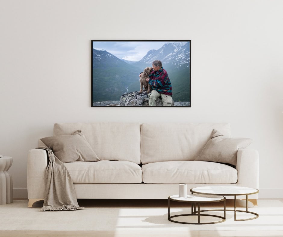 Familiefotografering med fjell og innsjø i bakgrunnen.