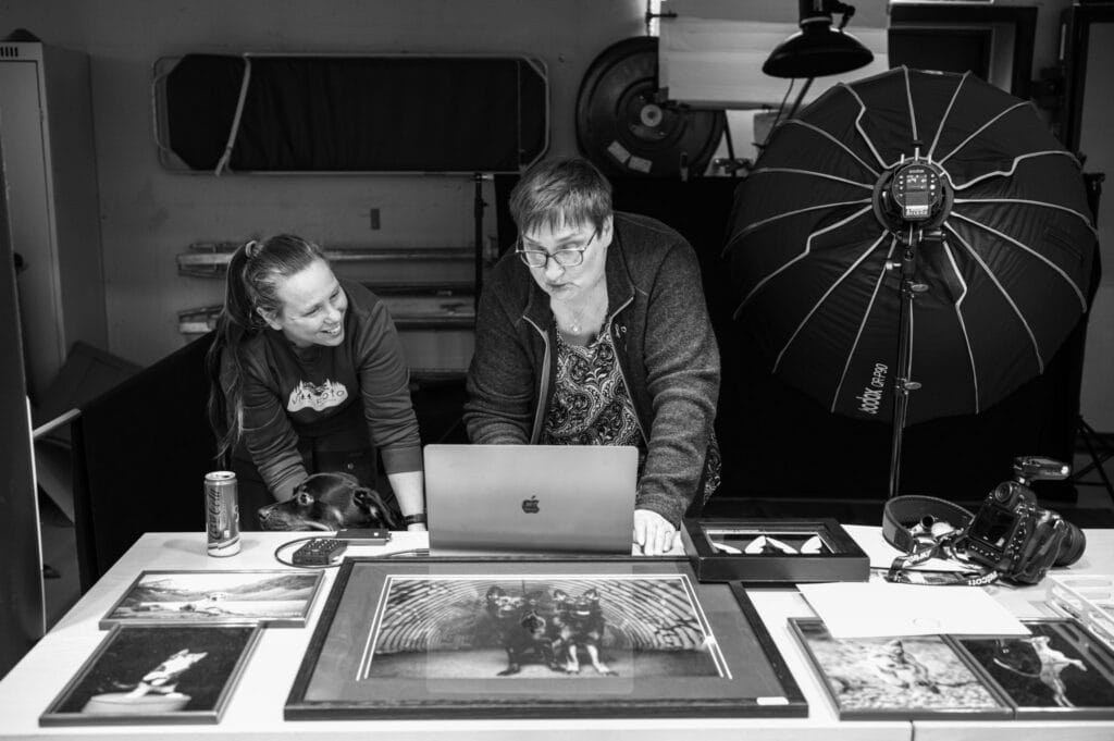 Kunstfotograf i studio med profesjonelt utstyr og belysning.