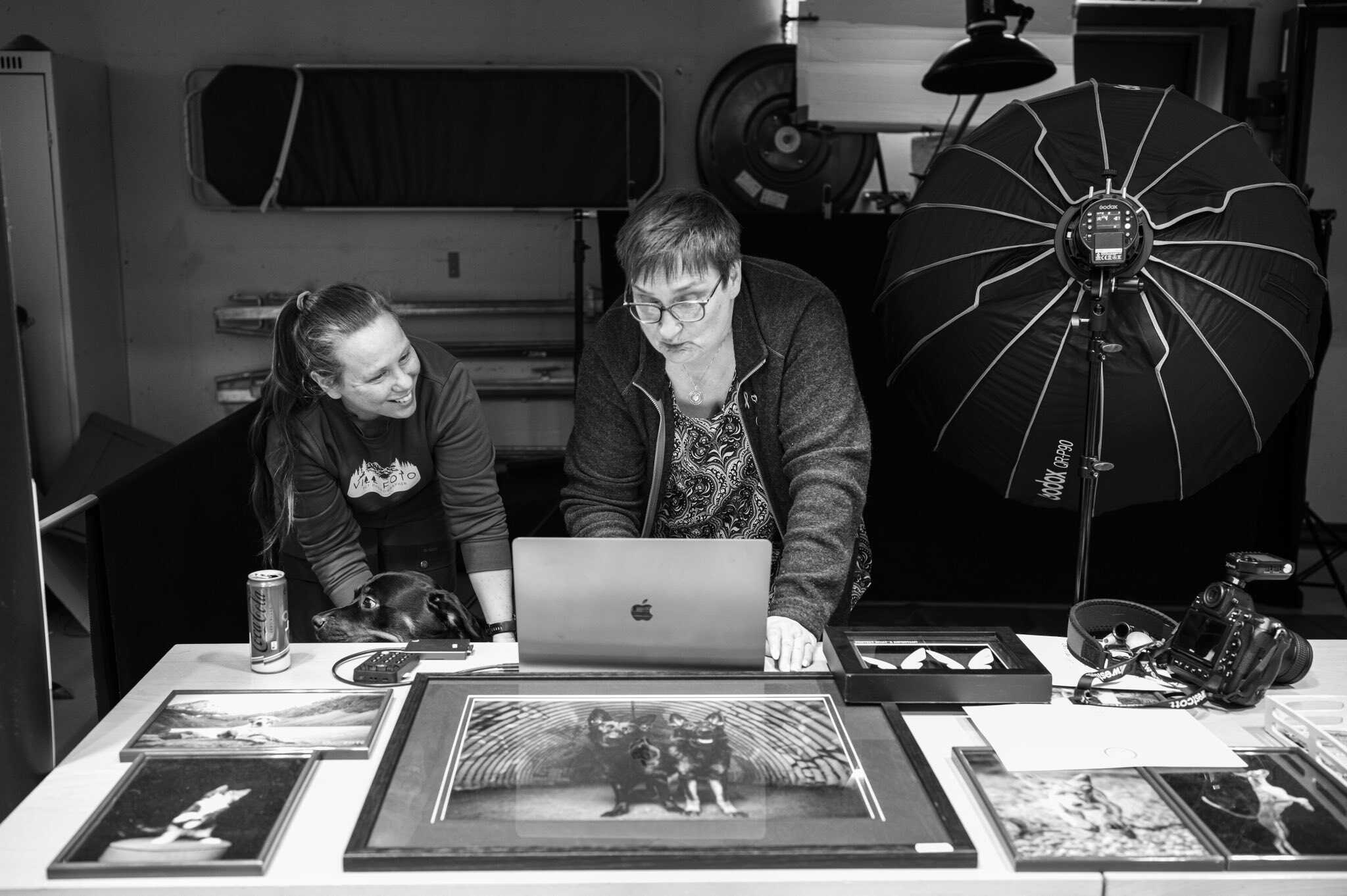 Kunstfotograf i studio med profesjonelt utstyr og belysning.