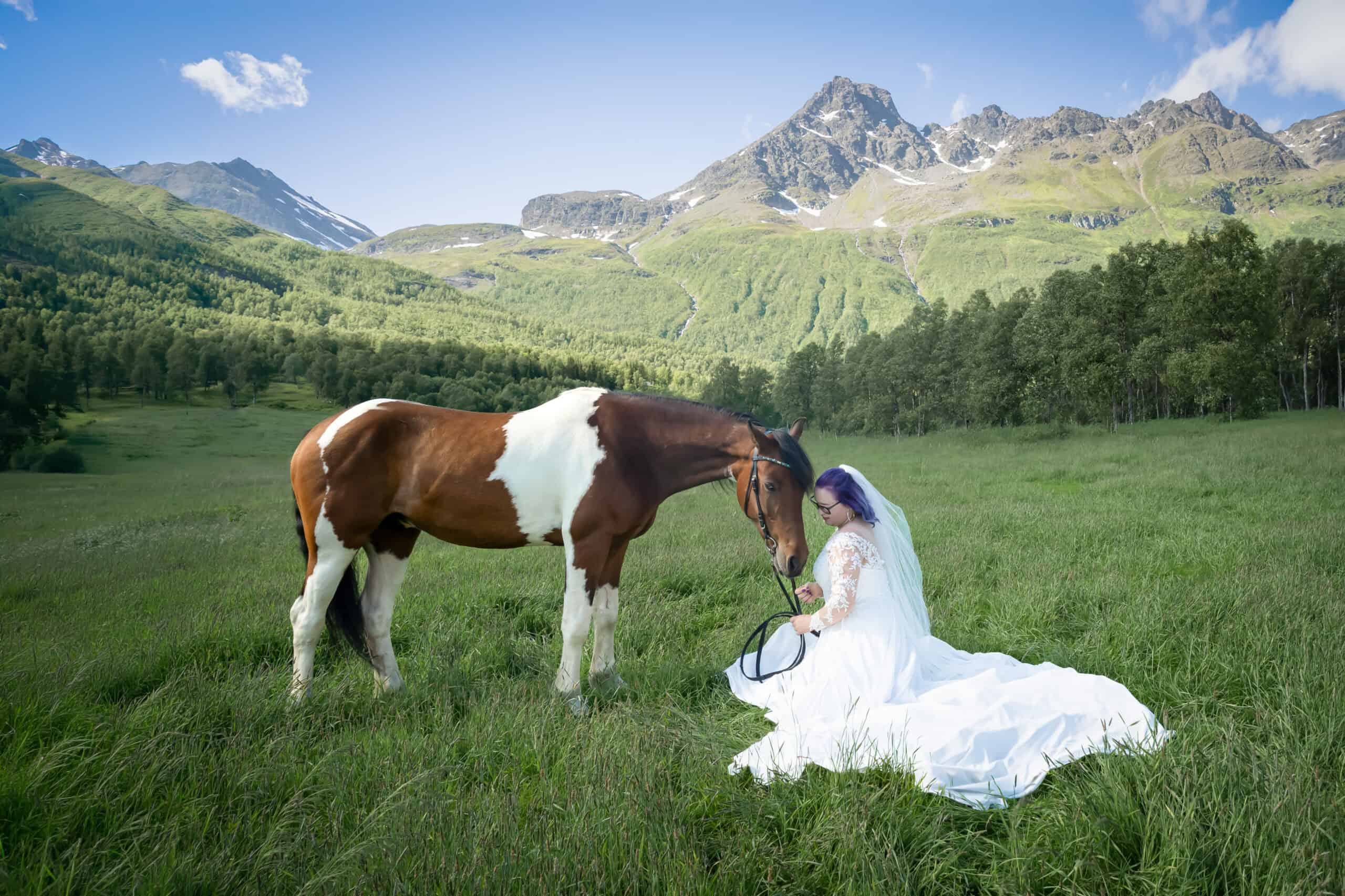 Brud i hvit kjole med hest i grønt fjellområde, perfekt for bryllupsfotografering.