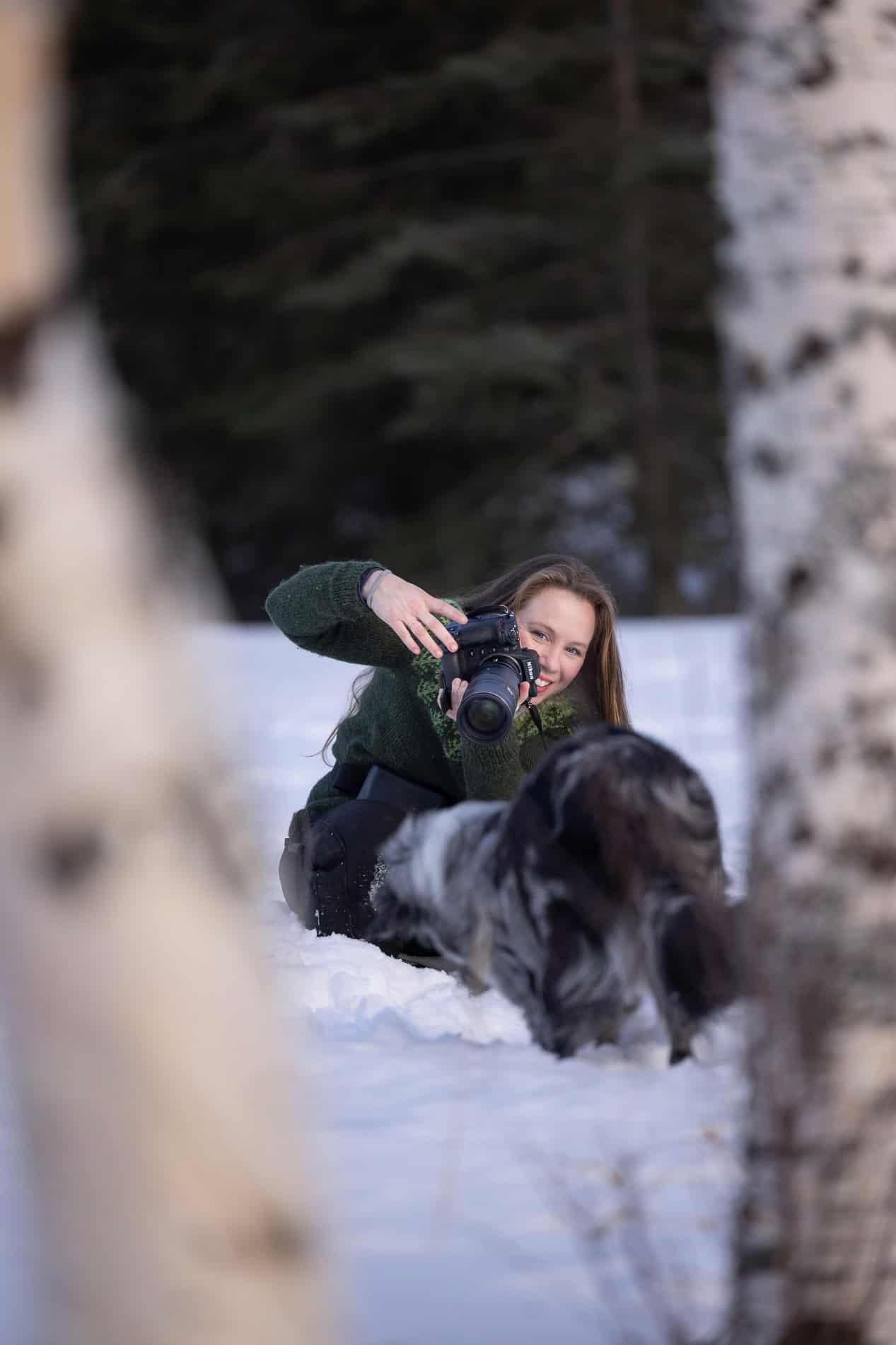 Familiefotografering utendørs med barn og hund i snølandskapet.