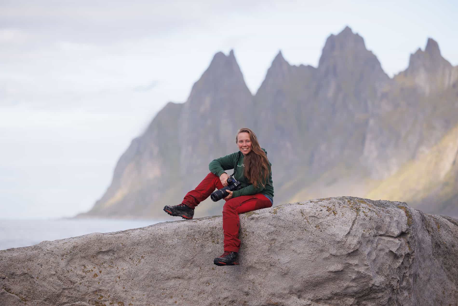 Familie på fjellkysten under familiefotografering i naturskjønt landskap.