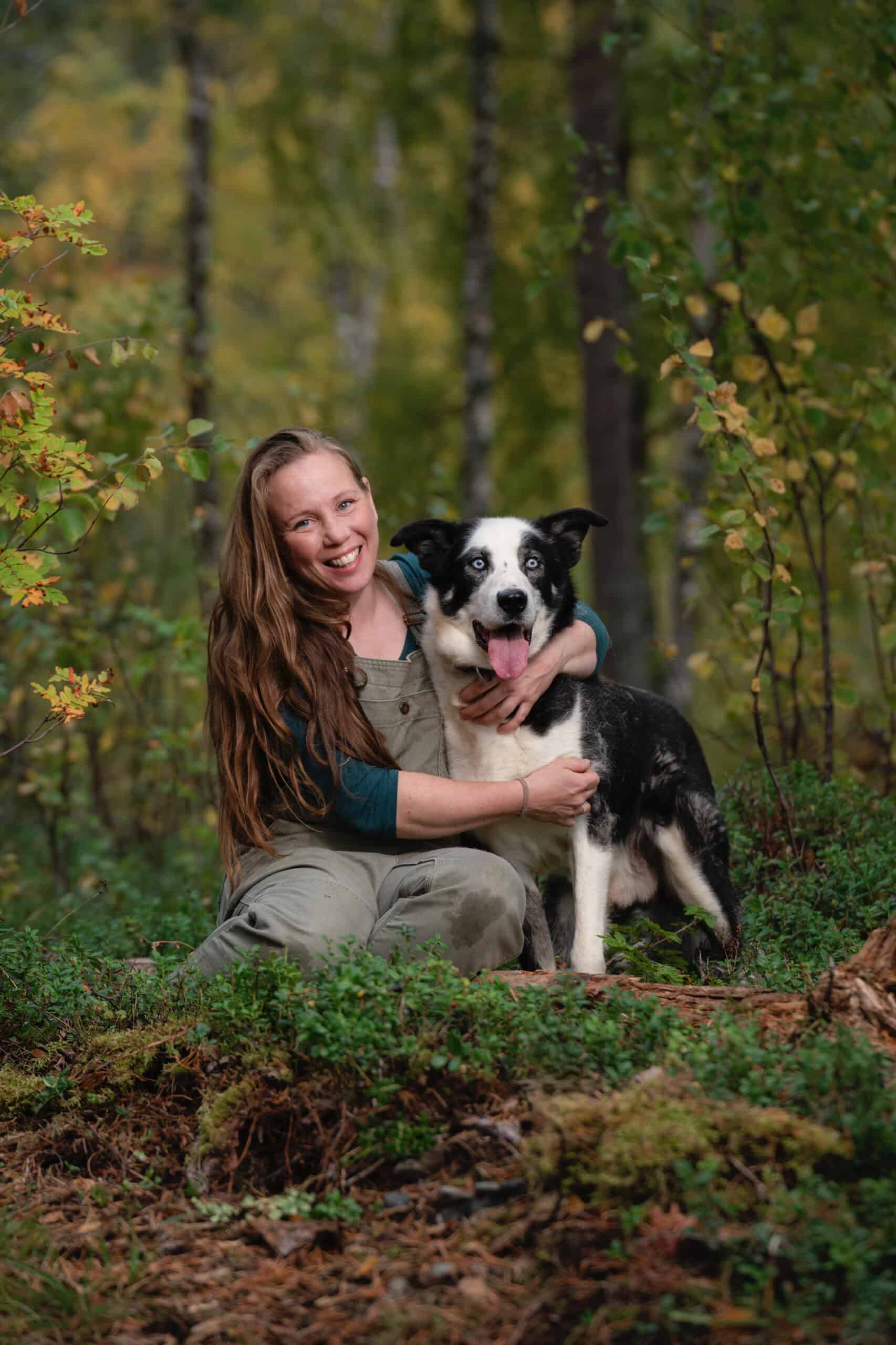 Naturlig fotografi av kvinne og hund i skogmiljø.