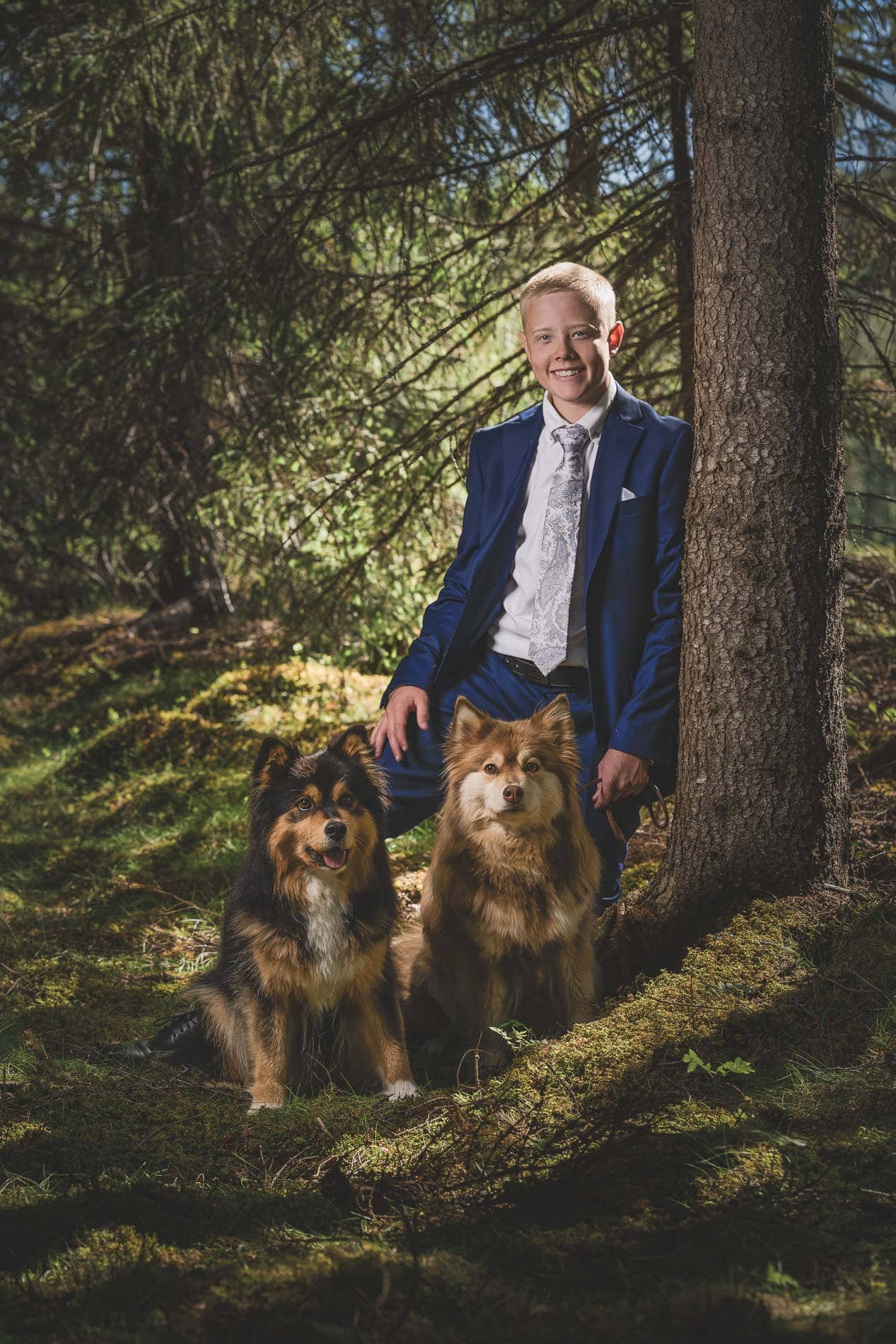 Familiefotografering med barn og hunder i naturen.