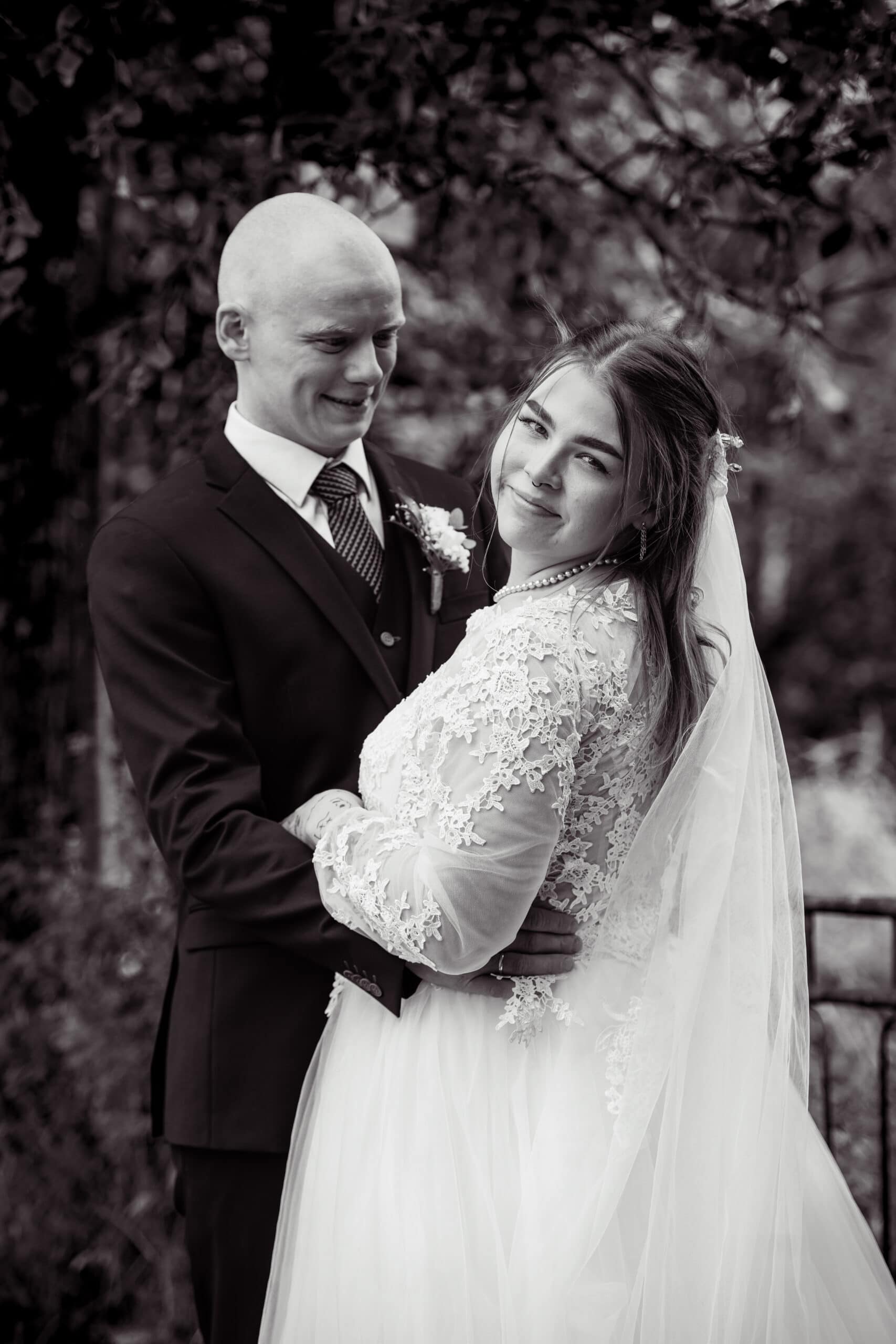 Bryllupsfoto av et lykkelig brudepar i naturen, tatt av Vill Foto.